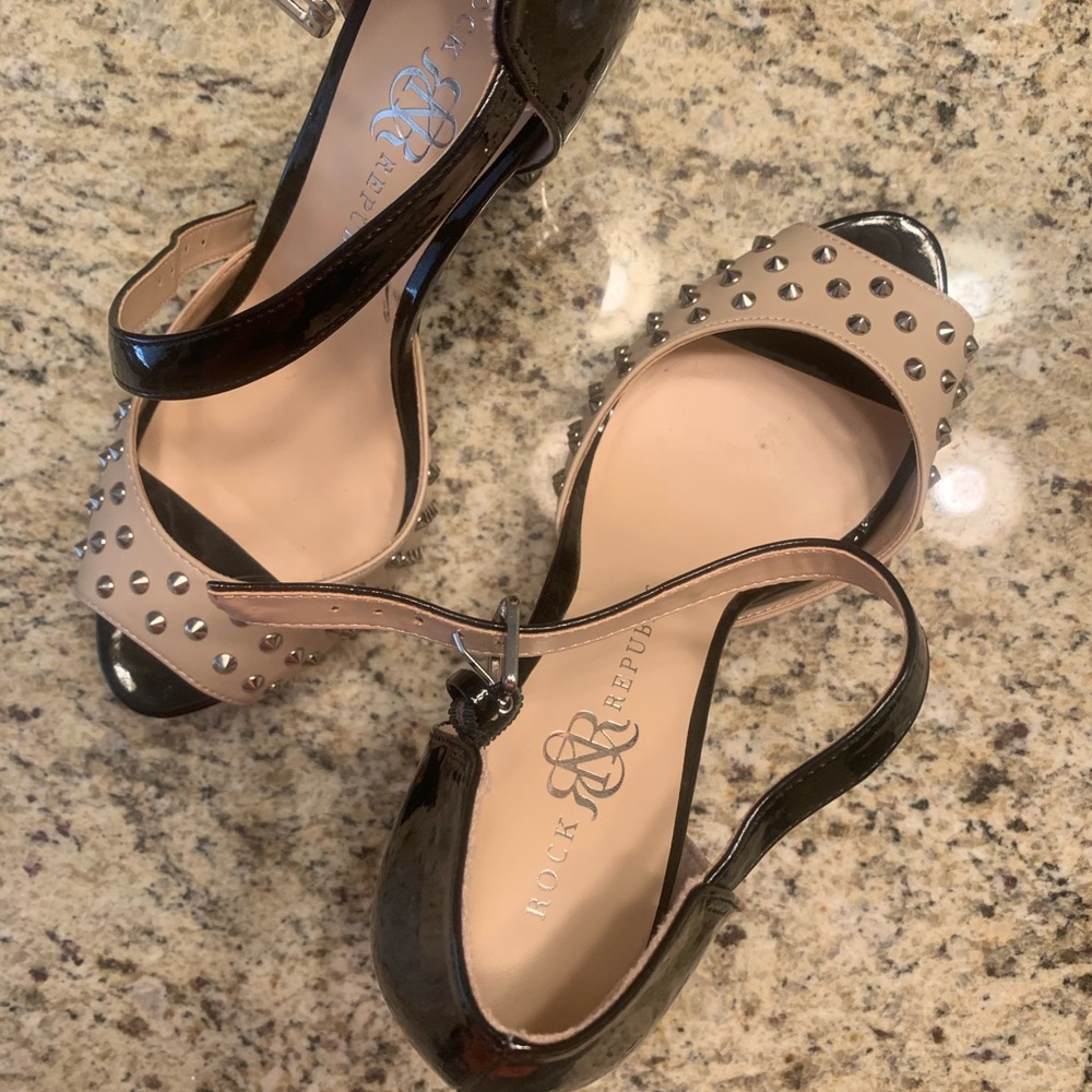 Rock & Republic studded peep toe